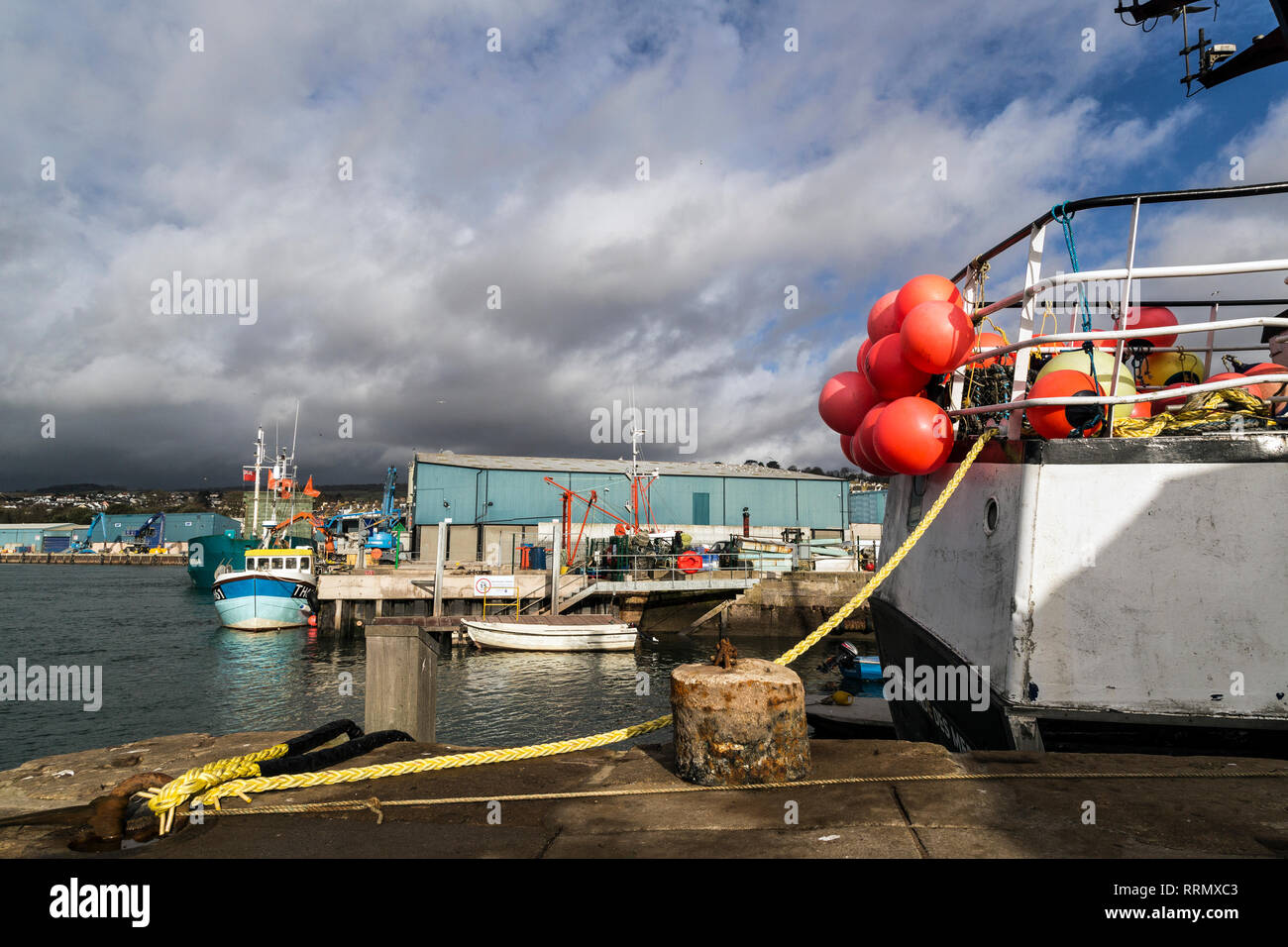 Teignmouth Trawler günstig in Teignmouth, Devon, Strand, Teignmouth, Süden, UK, Awe, Bucht von Wasser, Blau, hell, Cloud-Sky, Cloudscape, Küsten F Stockfoto
