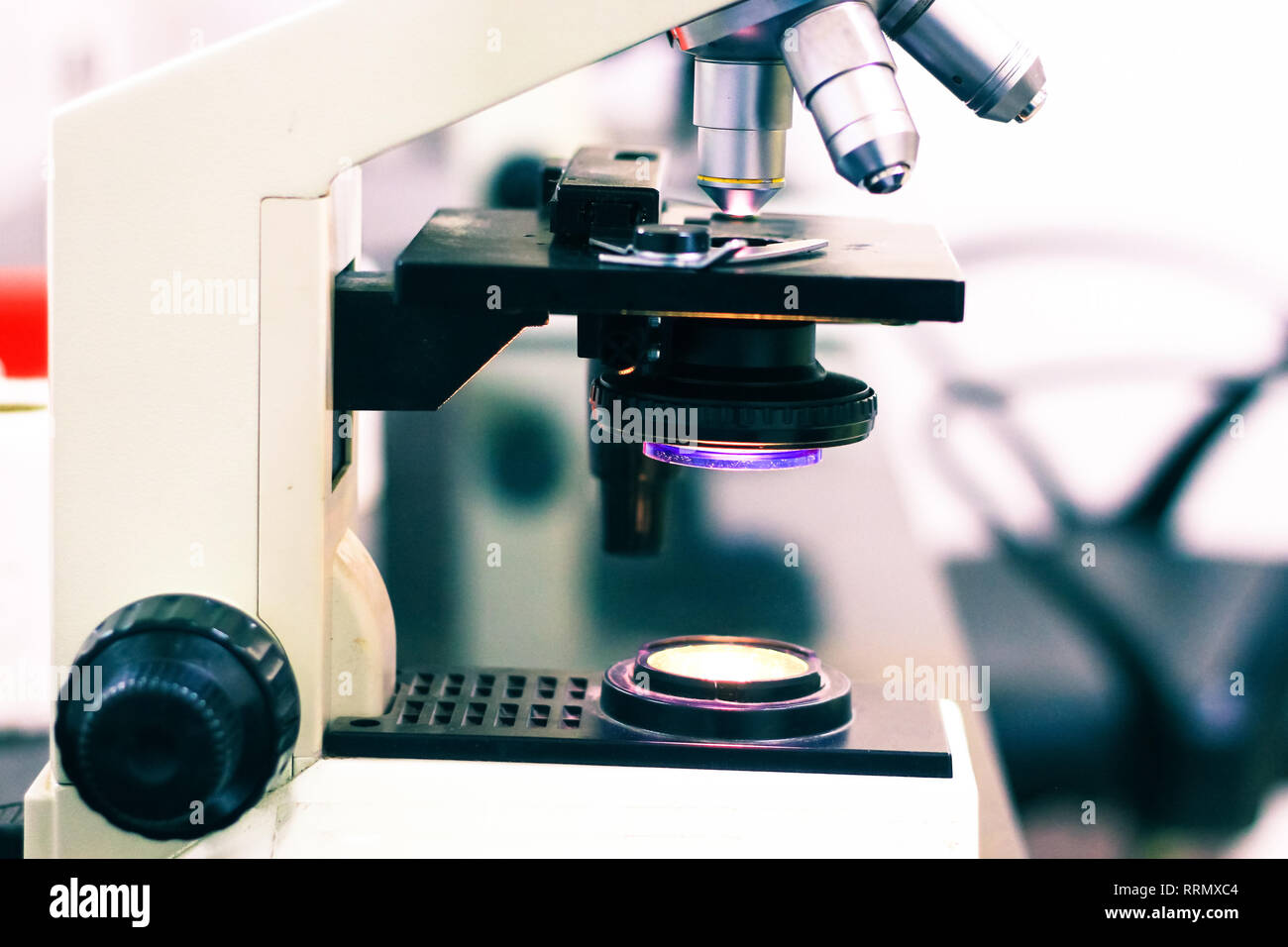 Seitenansicht eines ein Lichtmikroskop mit Reglern und Schrauben mit Licht auf Stockfoto