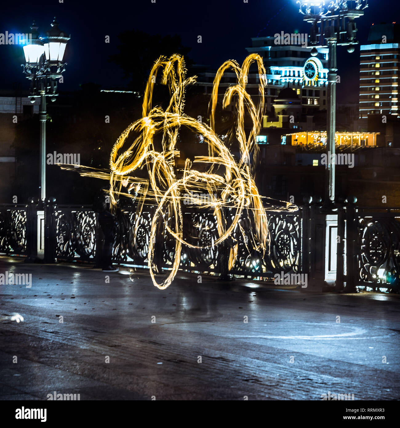 Feuer twirler Spinning das Feuer sticks Stockfoto