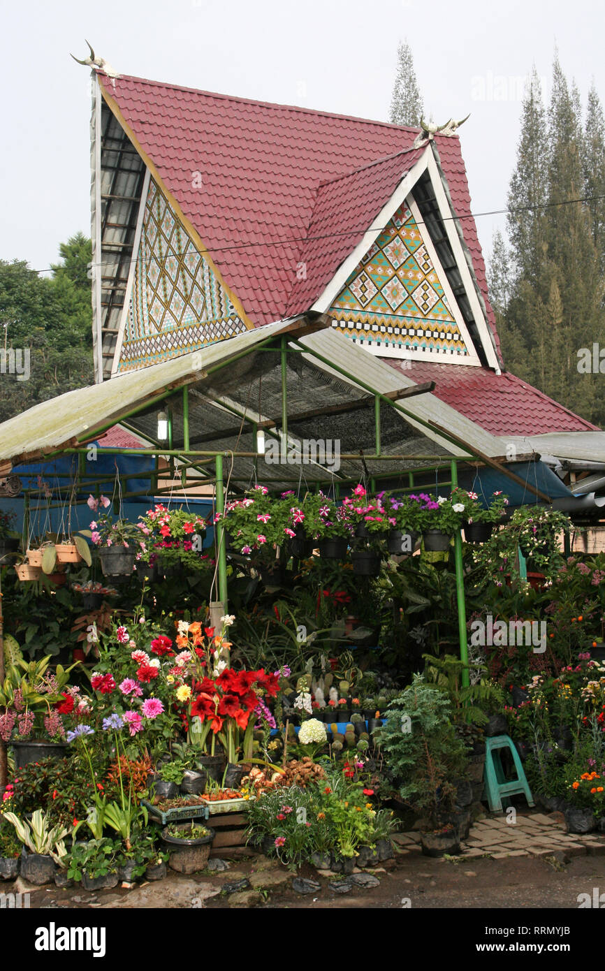 Berastagi Markt mit Karo Batak Gebäude, Sumatra, Indonesien Stockfoto