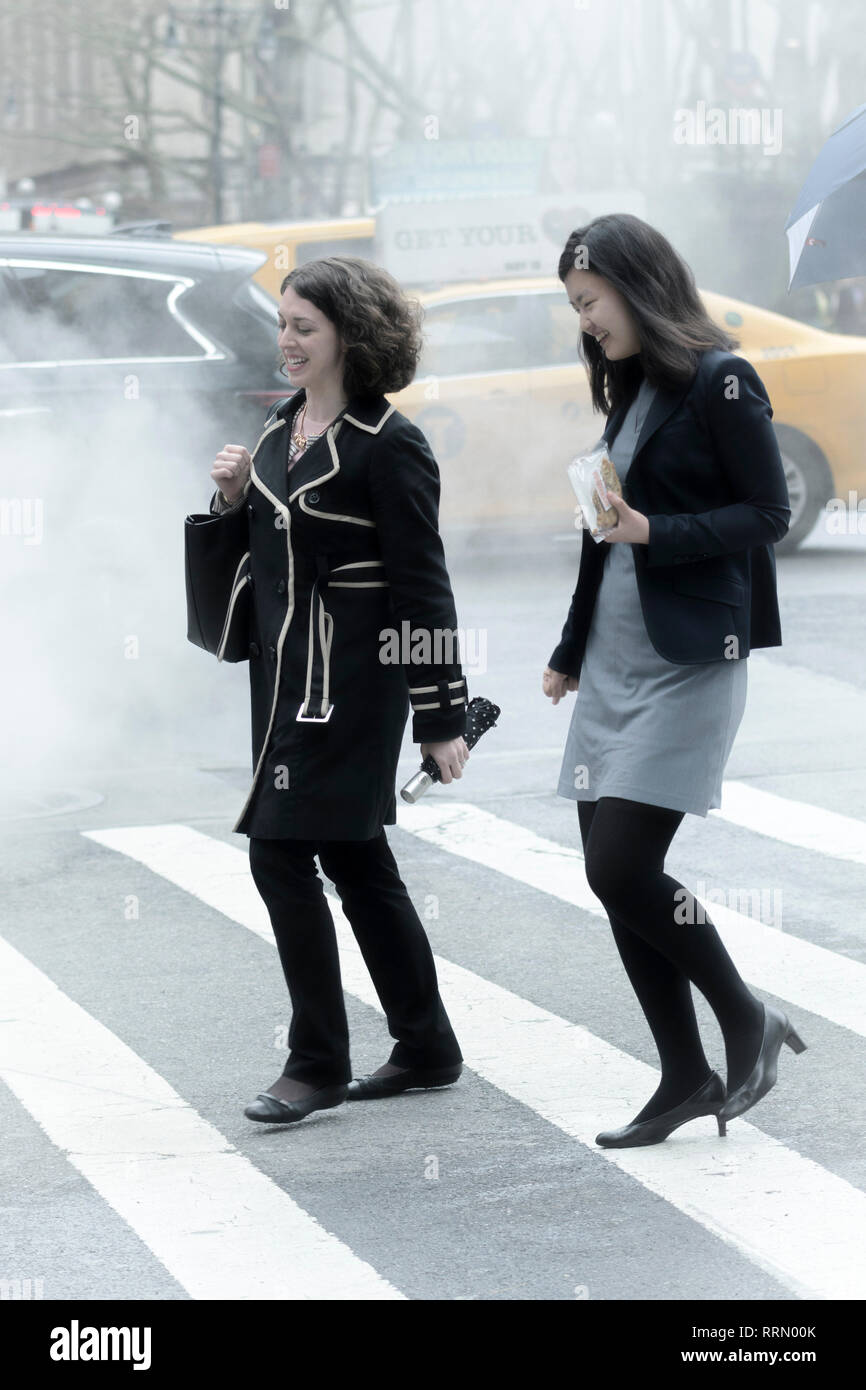 USA, Amerikanische, New York, Manhattan, zwei Frauen auf dem Weg in Midtown Stockfoto