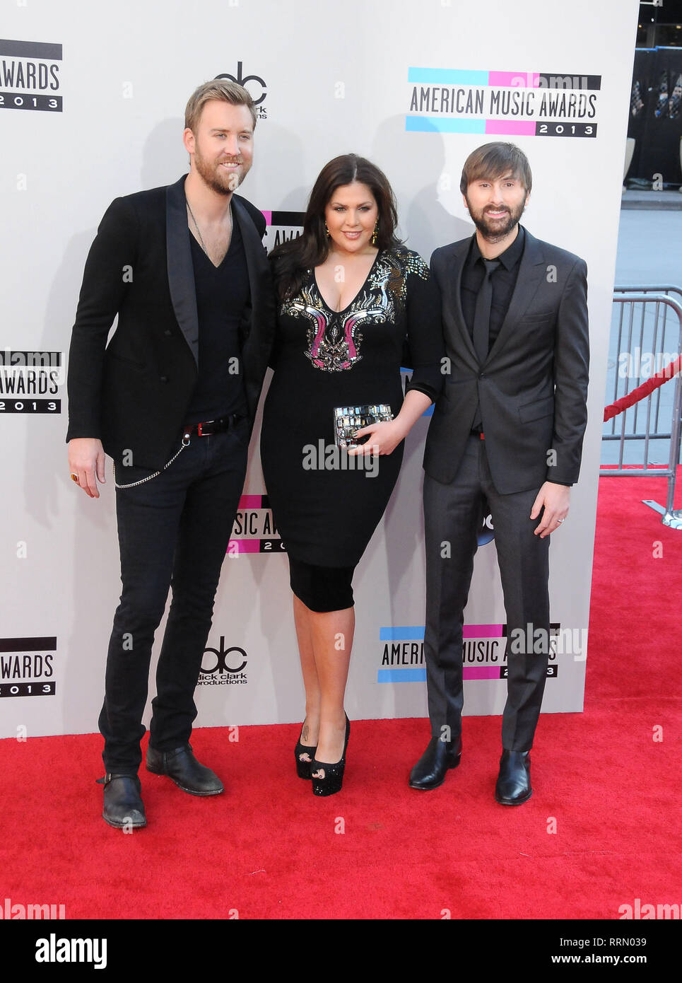 LOS ANGELES, Ca - 24. NOVEMBER: Sänger Charles Kelley, Hillary Scott und Dave Haywood von Lady Antebellum die 2013 American Music Awards teilnehmen am 24. November 2013 im Nokia Theatre L.A. Leben in Los Angeles, Kalifornien. Foto von Barry King/Alamy Stock Foto Stockfoto