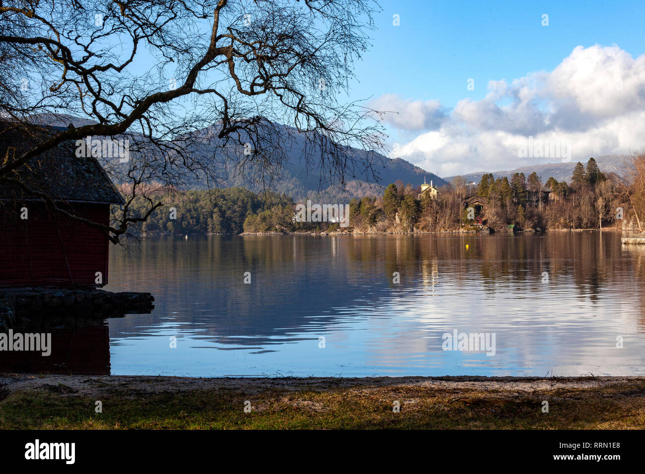 Blick über den See in Richtung Nordaasvannet Troldhaugen und Edvard Griegs home. Mount Lovstakken auf der linken Seite. Fana, Bergen, Norwegen einen Schneearmen Februar Tag Stockfoto
