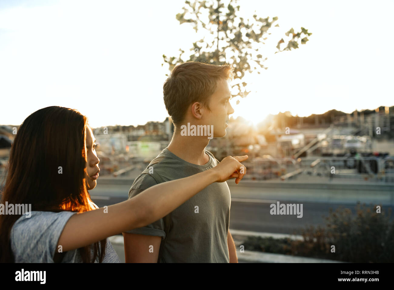 Lächelnde junge Paar Sightseeing in der Stadt Stockfoto