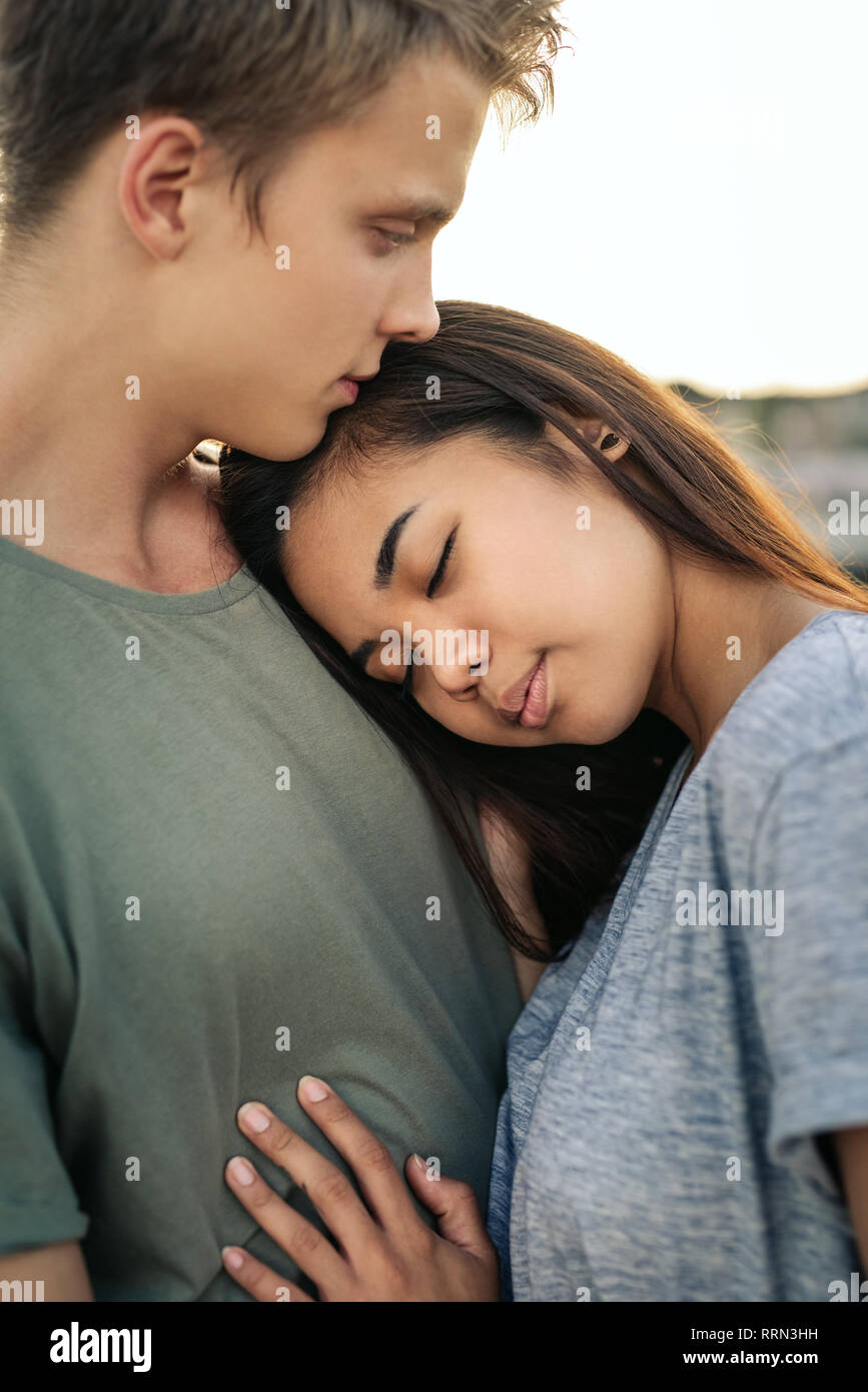 Liebevolle junge Frau ihrem Freund umarmen von Hafen Stockfoto