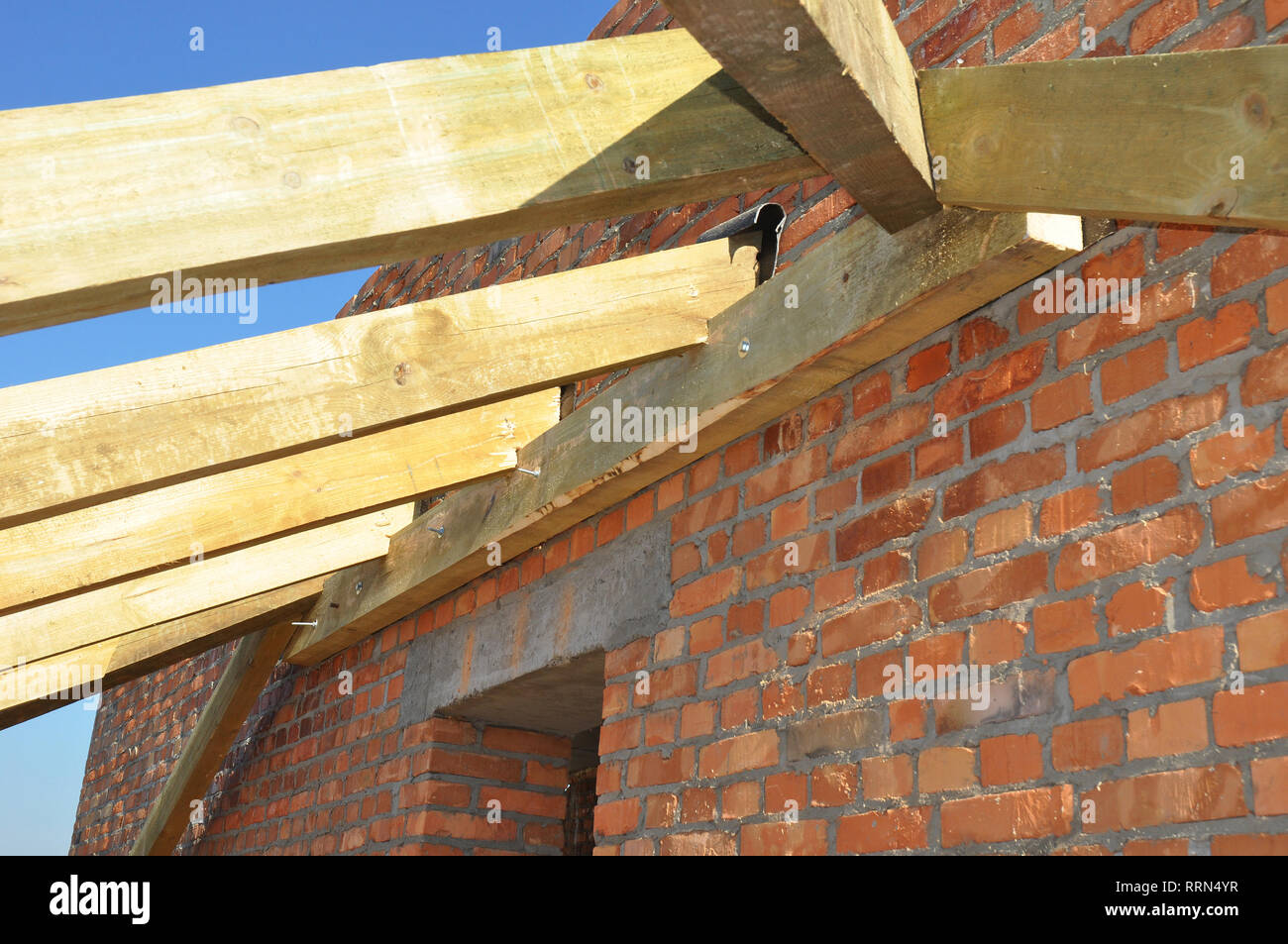 Schließen bis auf die Installation der Holzbalken an der Aufbau der Dachstuhl System des Hauses. Dach- Konstruktion. Gebäude im Dachgeschoss. Stockfoto