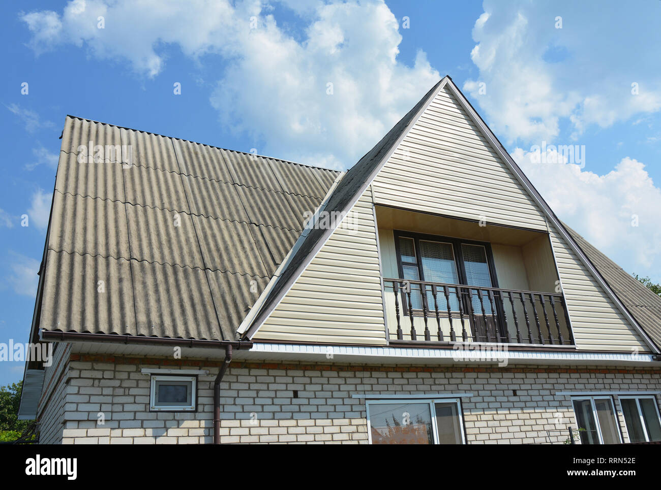Giebel und Tal Art der Dachkonstruktion. Gebäude im Dachgeschoss Haus Bau mit verschiedenen Arten von Dach Designs Stockfoto
