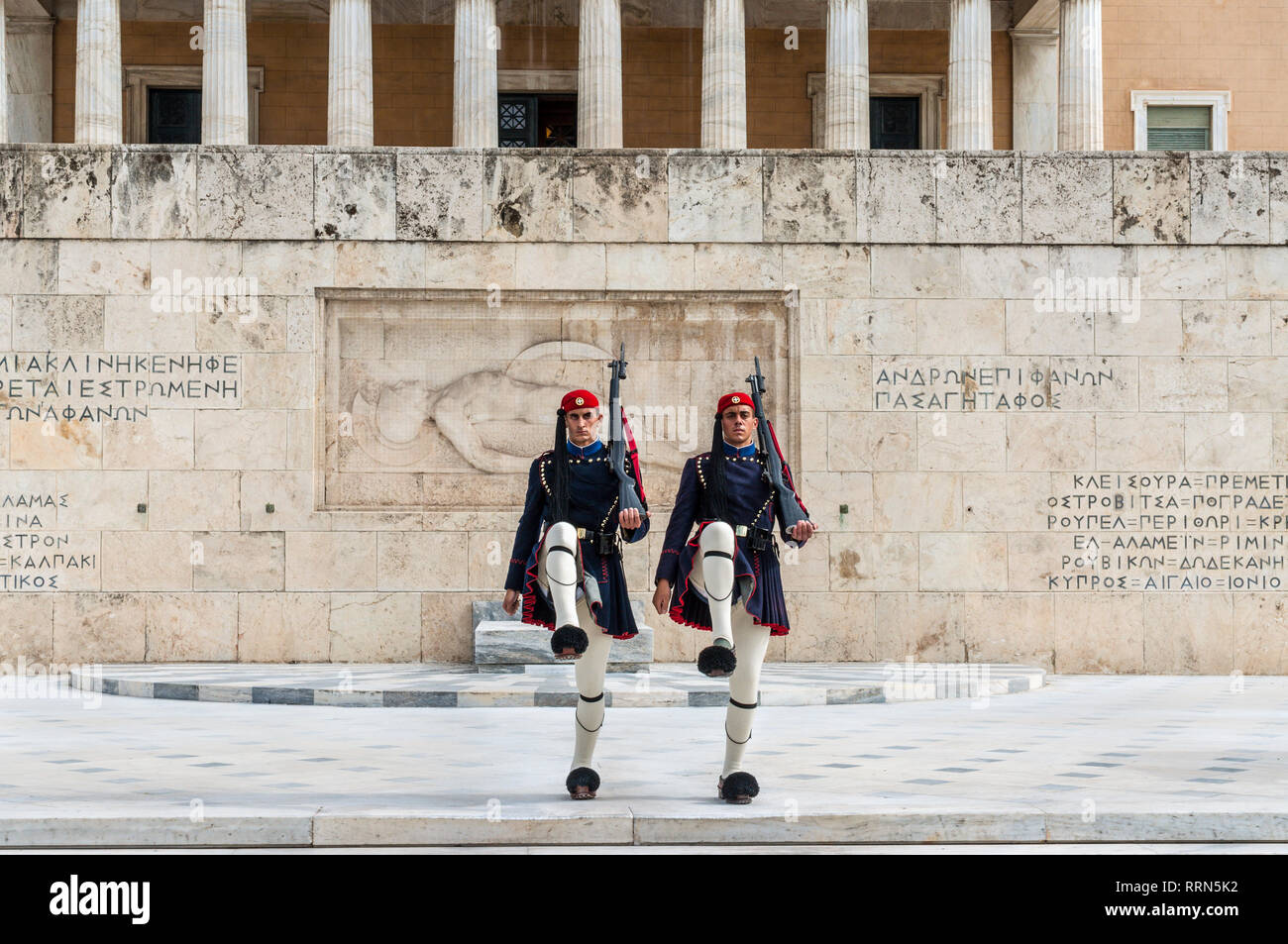 Athen, Griechenland - November 1, 2017: Ändern der Präsidentengarde (die so genannte "Evzones') Vor dem Denkmal des unbekannten Soldaten, nächste Stockfoto