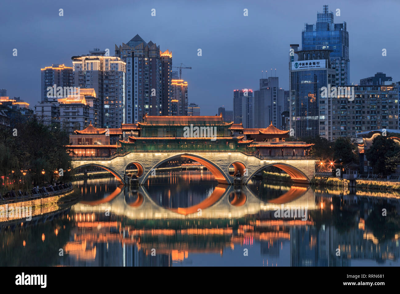 Chengdu, China - Dezember 9, 2018: Nahaufnahme der Anshun Brücke bei Dämmerung, eines der Wahrzeichen der Stadt Stockfoto