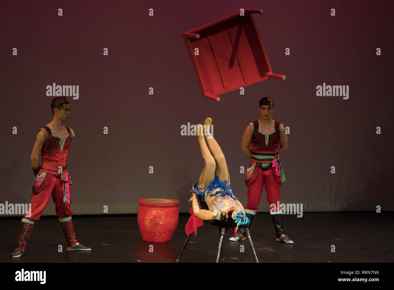 Akrobaten vom neuen Shanghai Circus durchgeführt erstaunliche Meisterstücke der Präzision, Kraft und Balance. Stockfoto