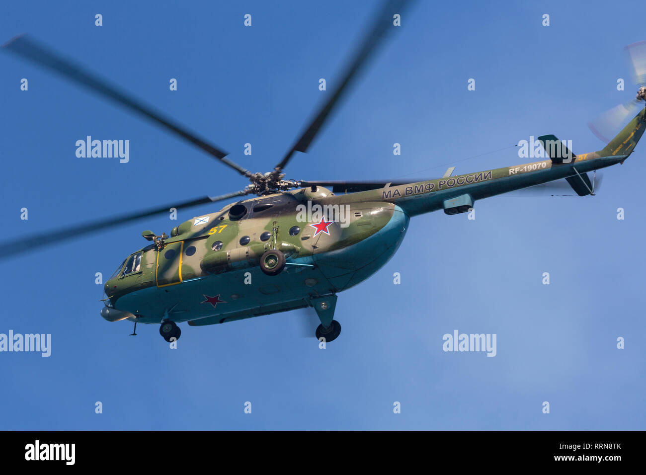 Russische Militärs Mehrzweckhubschrauber der Russischen Marine Meilen Mi-8MT fliegen hoch in den Himmel Stockfoto