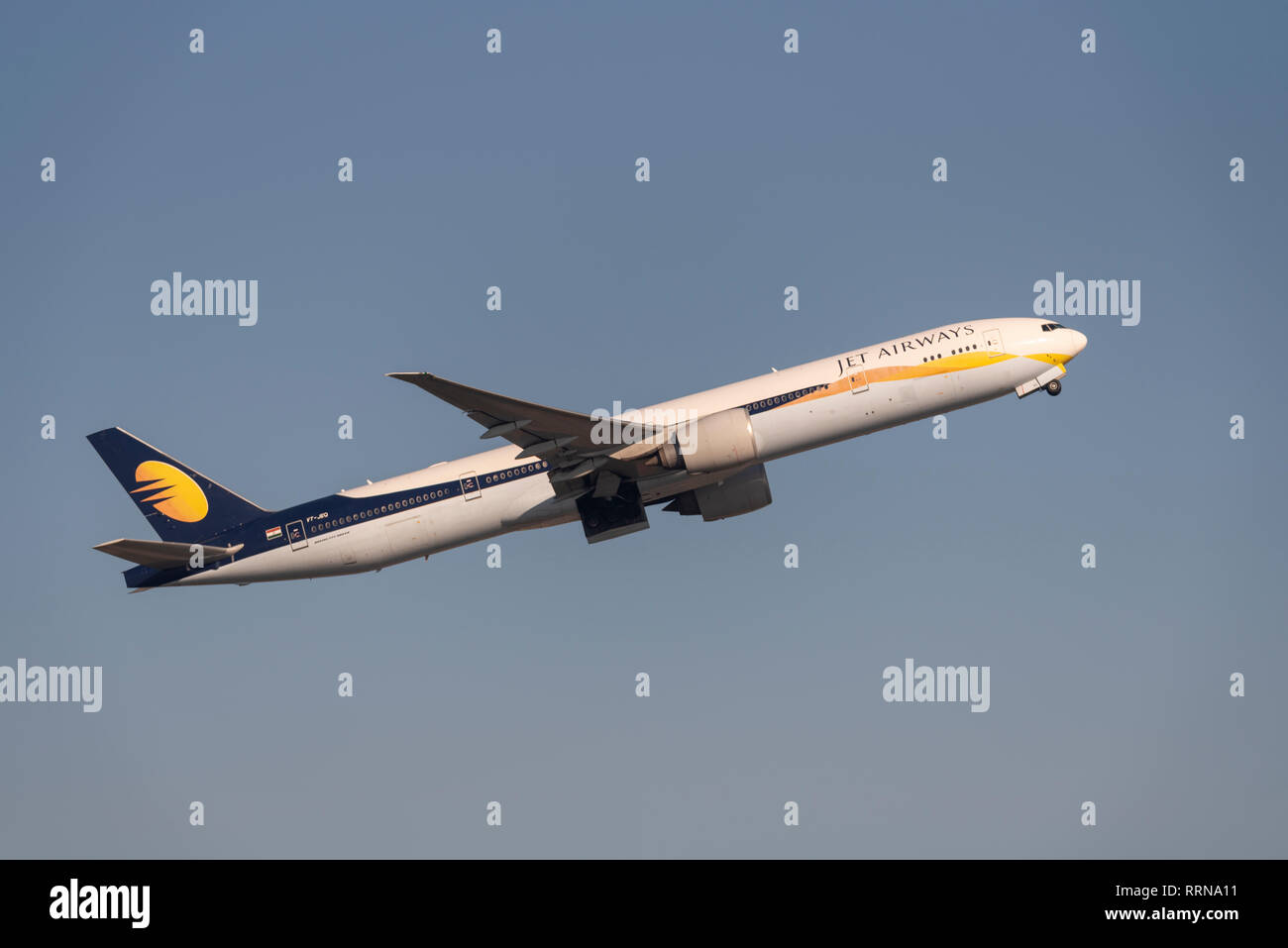 Jet Airways Boeing 777 Jet Airliner Flugzeug VT-JEQ startet vom Flughafen London Heathrow, Großbritannien. Abflug der Fluggesellschaft. Fliegen Stockfoto
