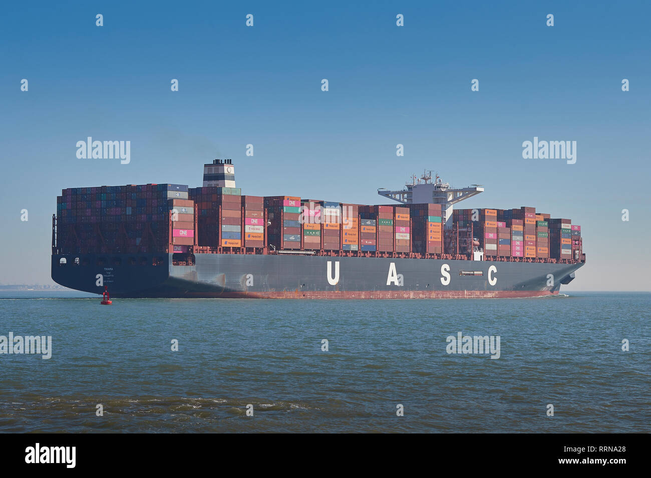 Die 400 Meter, 18800 TEU, ultra-large Container schiff, TIHAMA, Abfahrt Southampton, UK, auf dem Weg nach Le Havre, Frankreich. Stockfoto