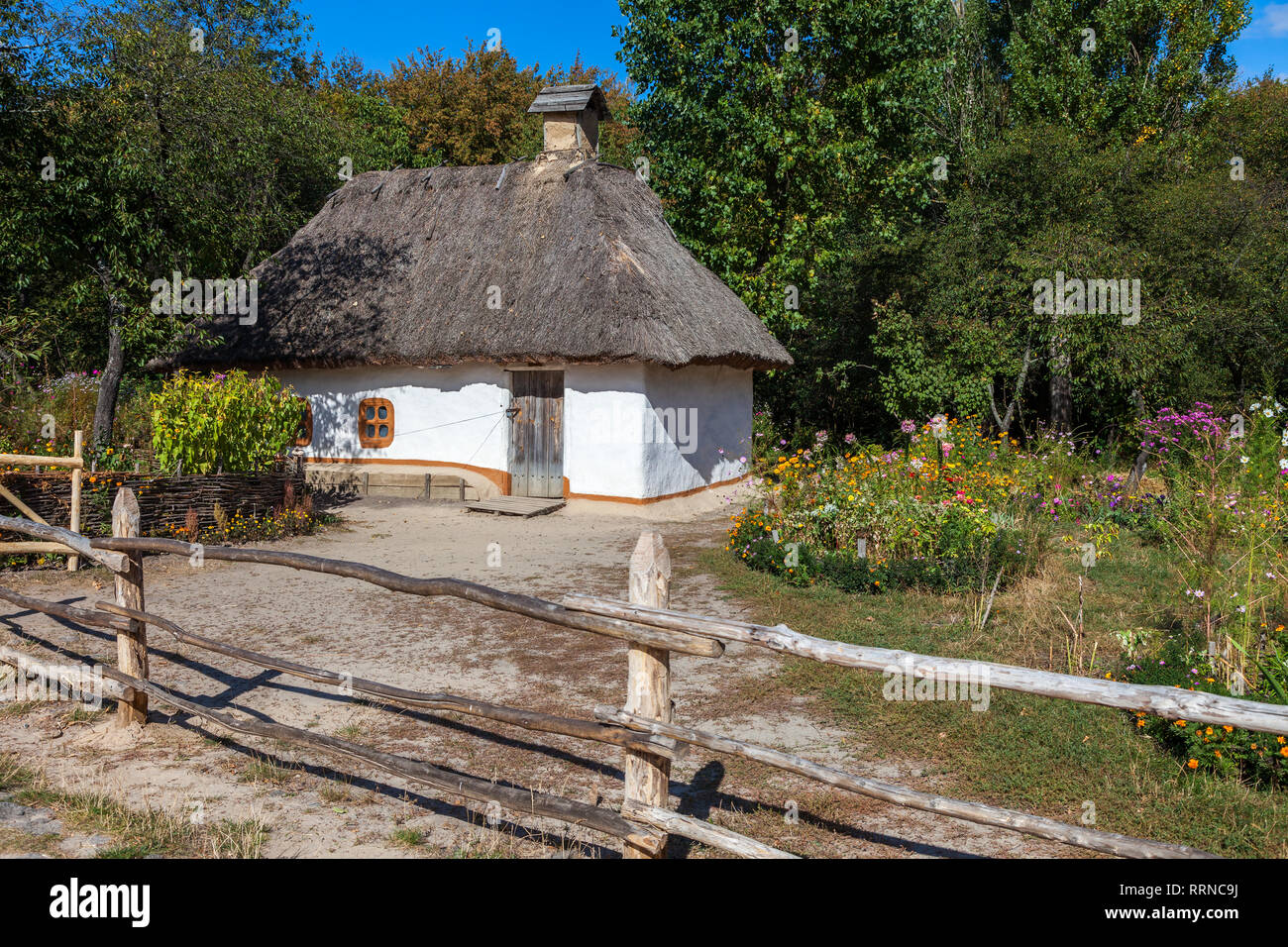 Retro ukrainischen Cottage mit Strohdach und Garten in Pirogowo Dorf, Kiew, Ukraine. Stockfoto