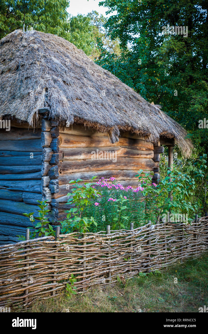 Detail der Holz- Retro ukrainischen Cottage mit Strohdach. Stockfoto