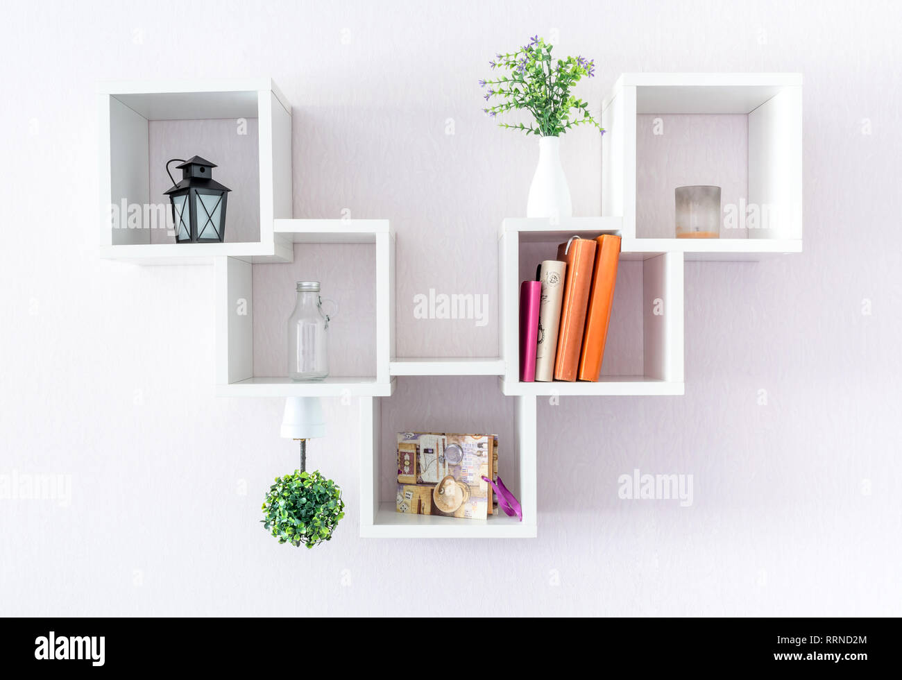 Weißes Regal Vor Weißer Wand
