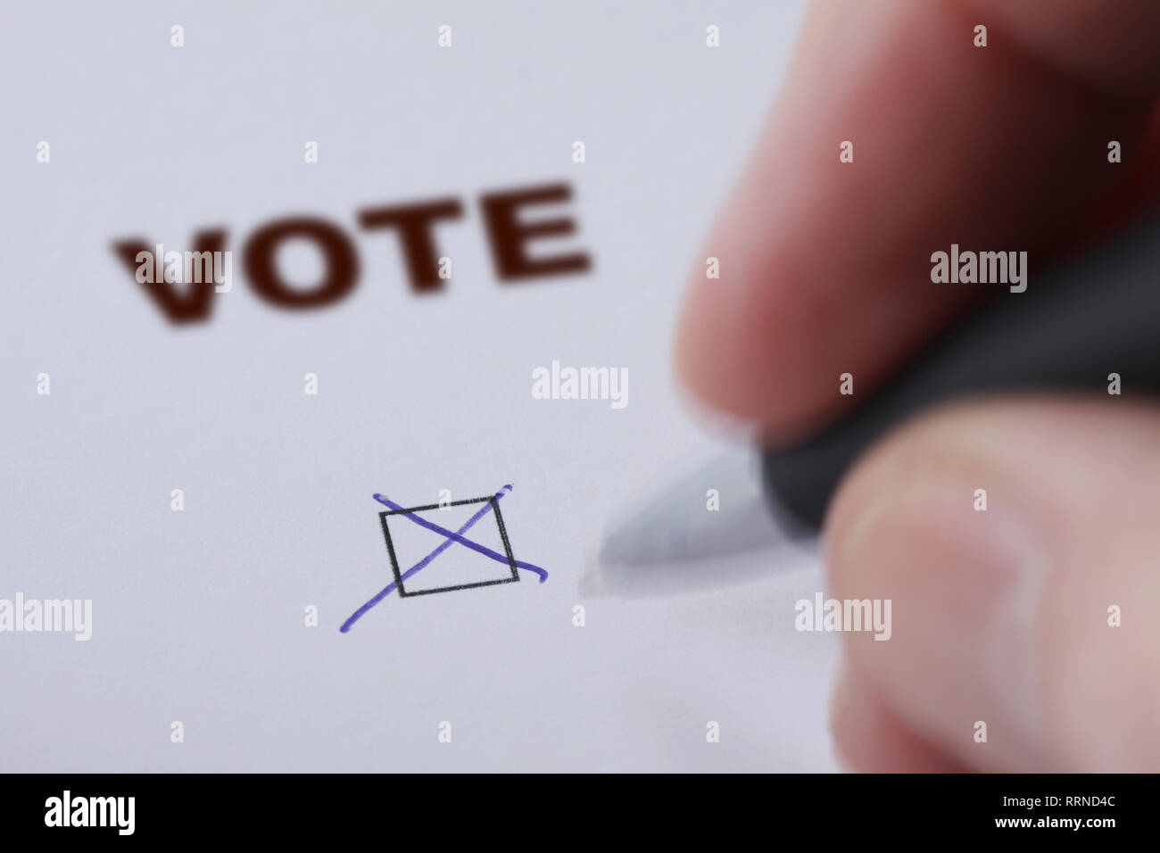 Der Menschen Hand Abstimmung - Sets Markierung im Kontrollkästchen mit Feder und Stift delibetrately verschwommen Stockfoto
