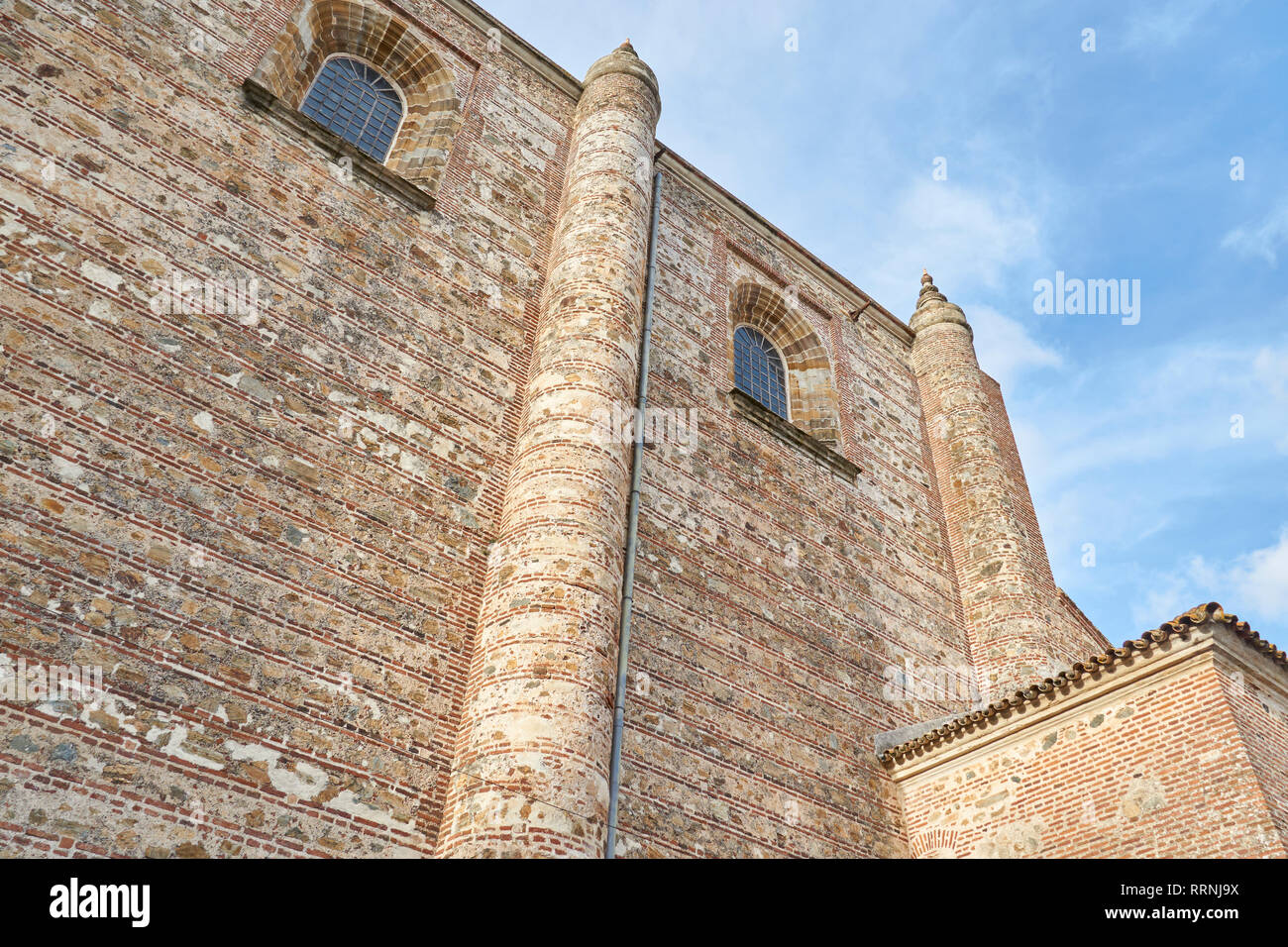Kirche, Burg und Festung von Cazalla de la Sierra, Sevilla. Andalusien, Spanien Stockfoto