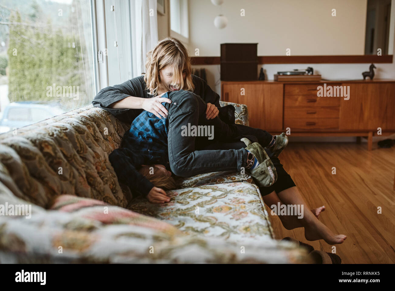 Verspielte Mutter und Sohn auf Sofa im Wohnzimmer Stockfoto