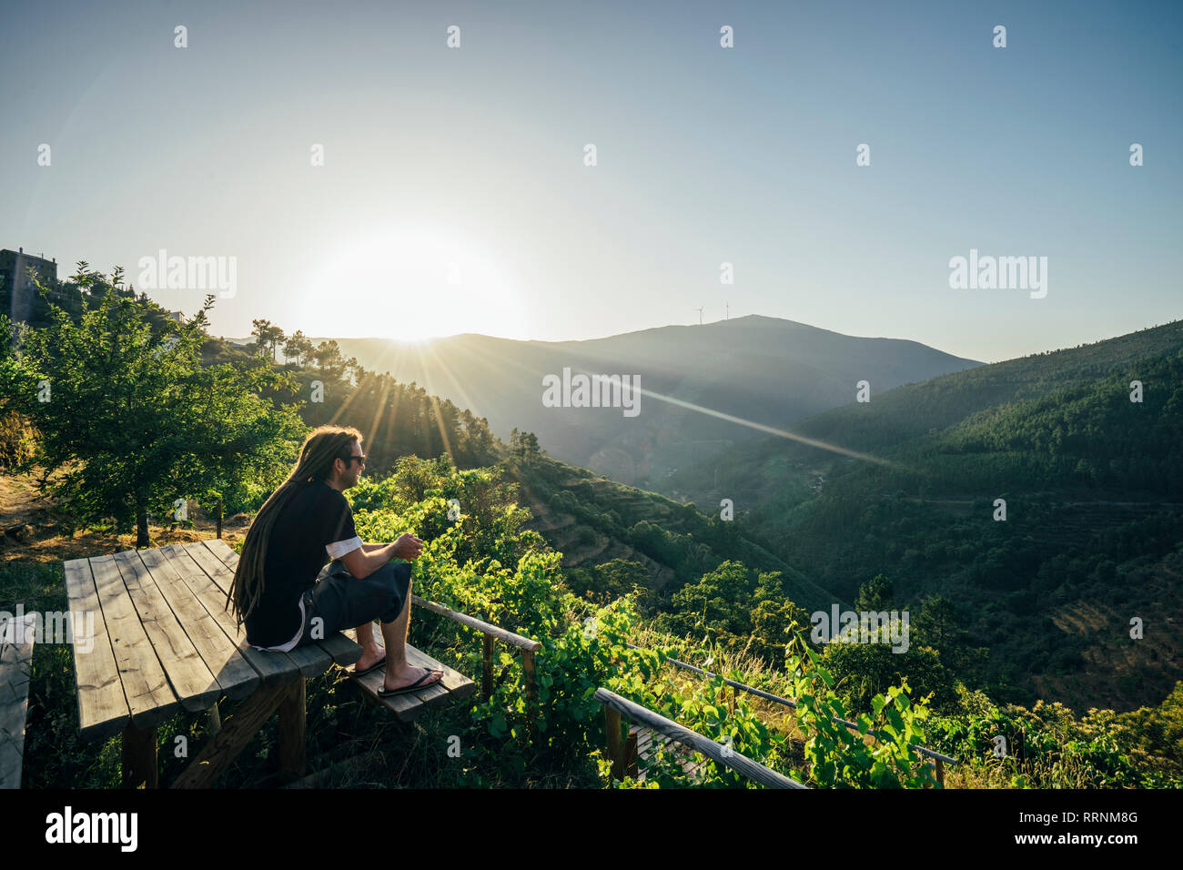 Man genießt sonnigen, idyllischen Landschaft, Chas de Egua, Portugal Stockfoto