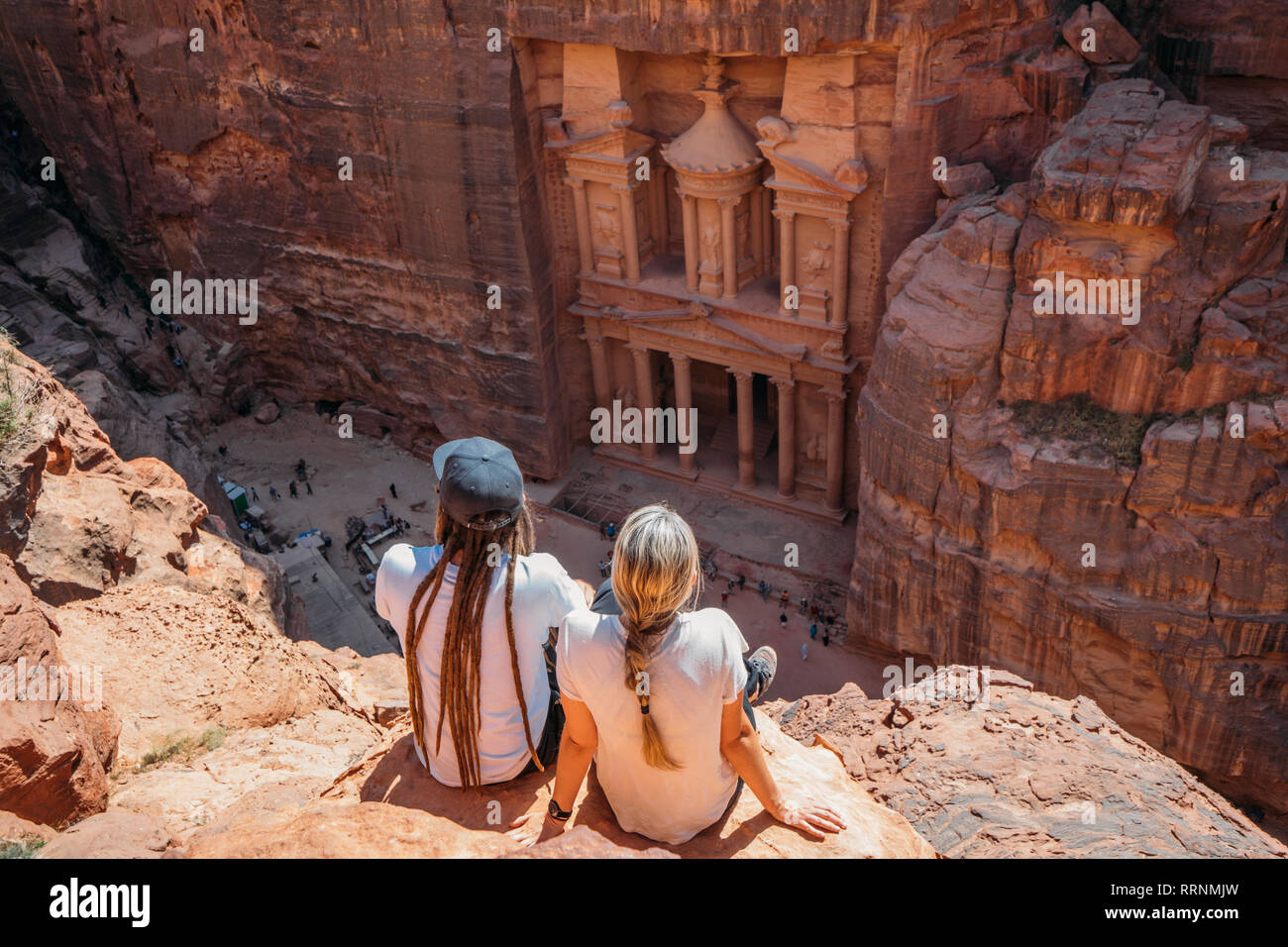 Paar beim architektonischen Ruinen, Petra, Jordanien Stockfoto