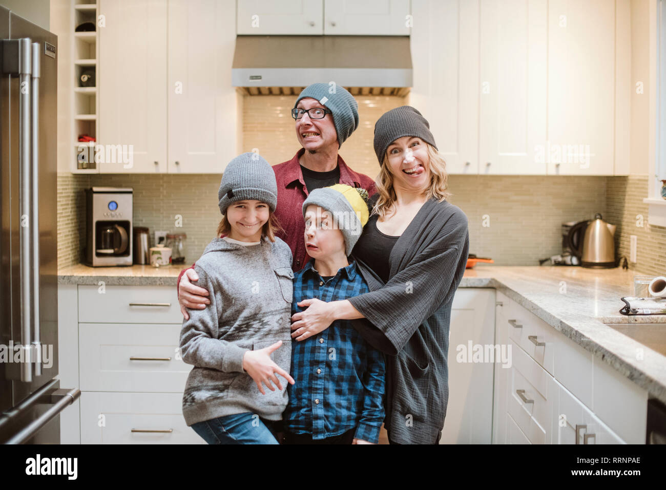 Porträt dumm Familie Gesichter in der Küche Stockfoto