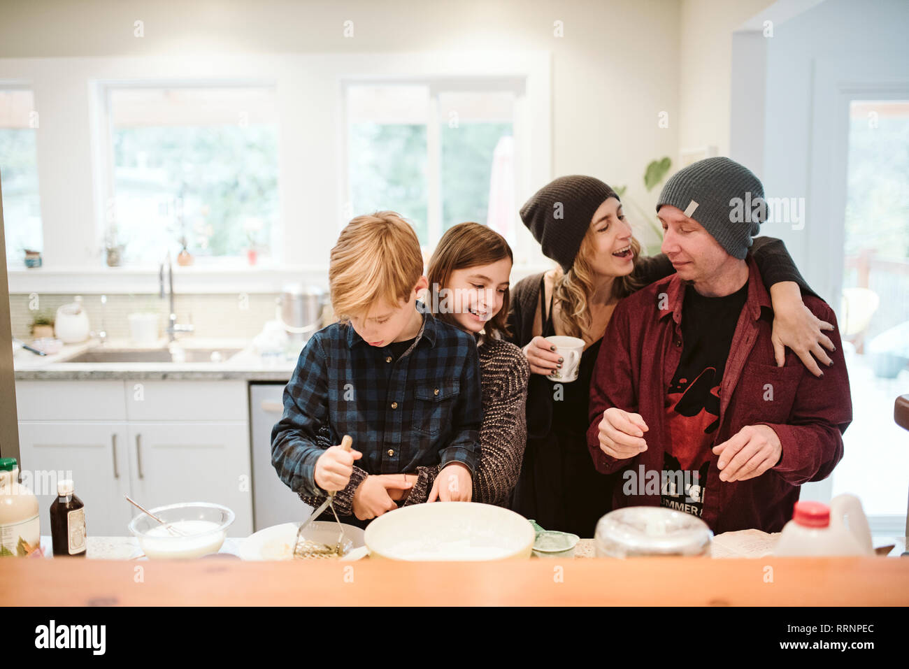 Liebevolle Familie Backen in Küche Stockfoto