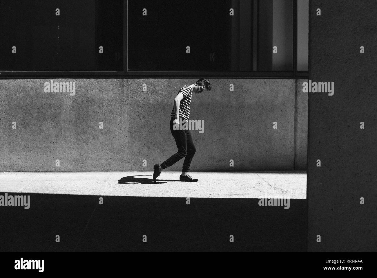 Shadow folgenden man zu Fuß auf sonnigen Pflaster Stockfoto