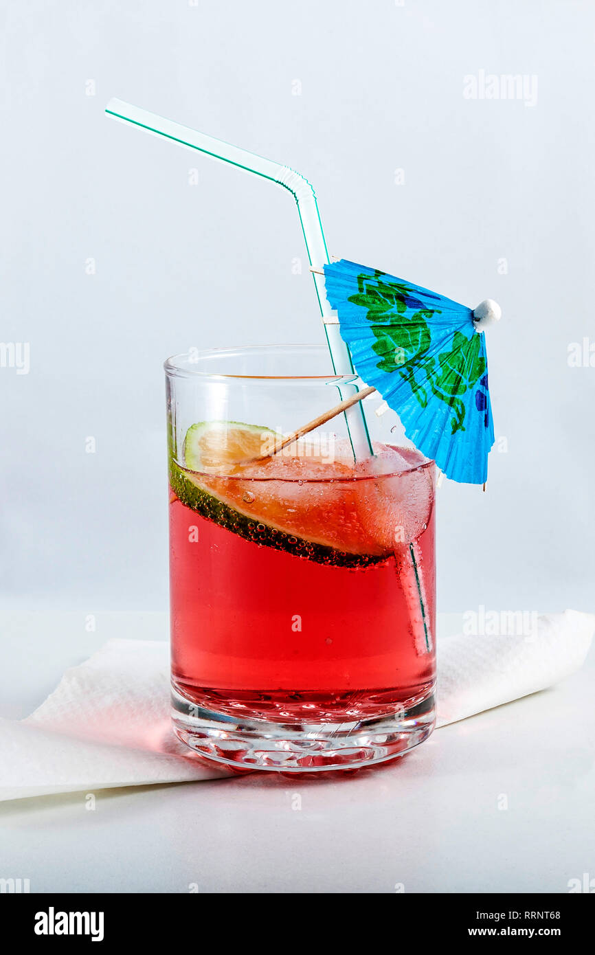 Cocktail mit Schirm Stockfoto
