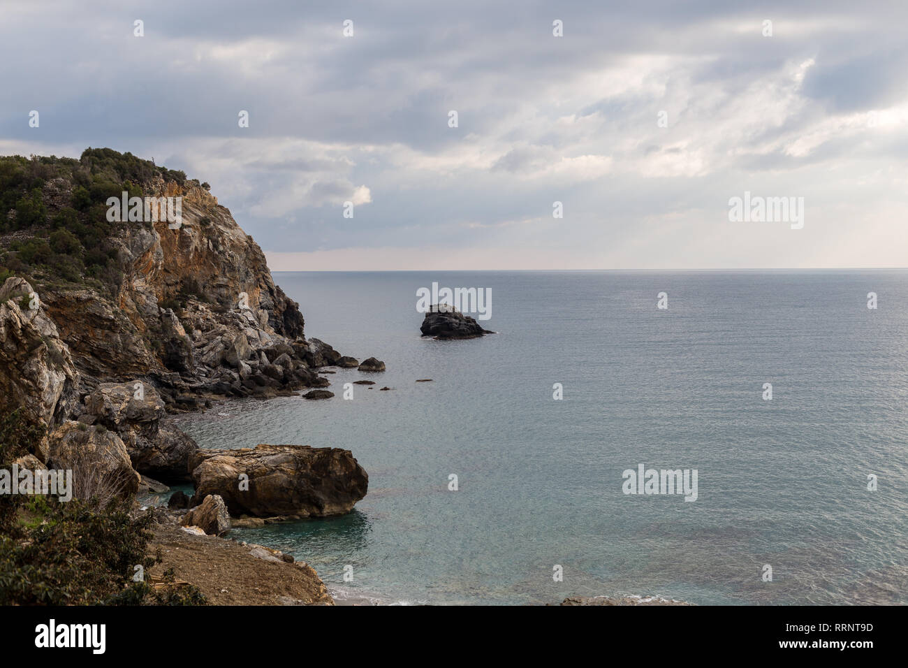 Landschaft mit einer abgeschiedenen Bucht Schuß auf bewölkten Tag. Horizontale Komposition. Stockfoto