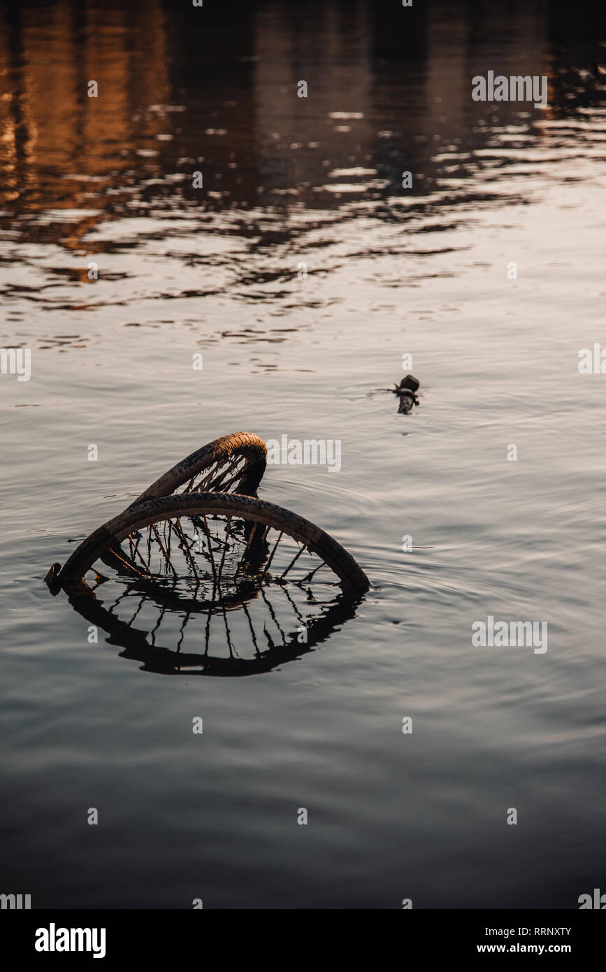 Zwei gedumpten bike Räder in einem Fluss Stockfoto