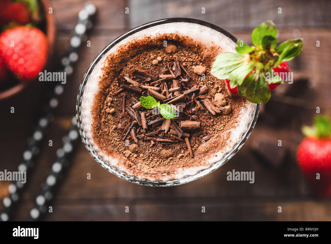 Schokolade Milchshake in Glas Detailansicht. Dunkle Schokolade Smoothie oder Protein Shake. Selektiver Fokus Stockfoto