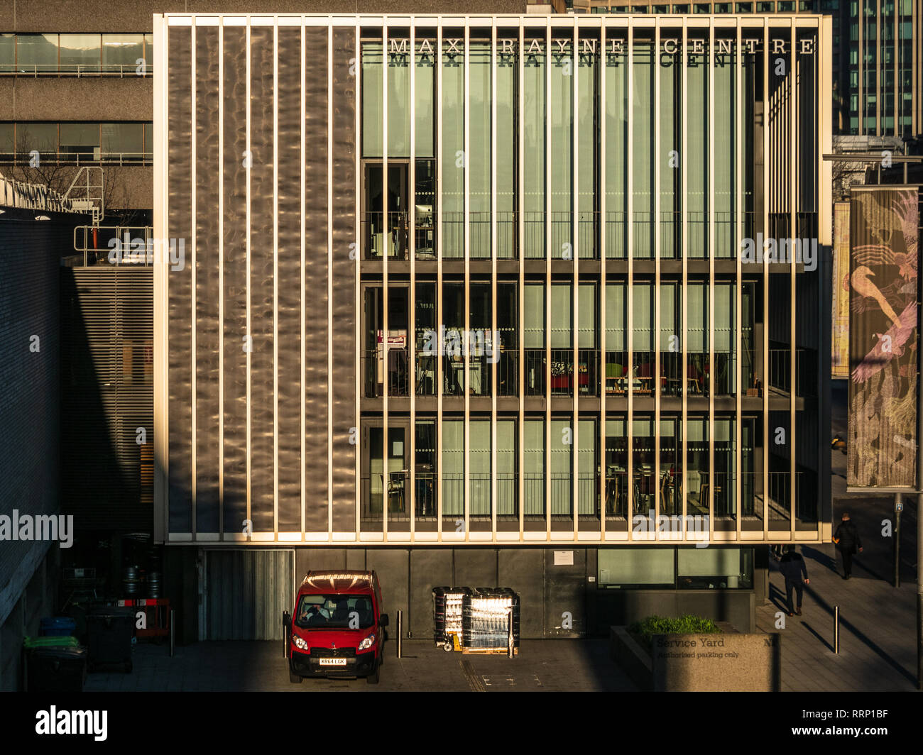 Die Max Rayne Centre in der Nähe des Nationaltheaters an der South Bank, London. Freuen Sie sich auf State-of-the-Art Malerei Workshop & Produktion Büros, Stockfoto