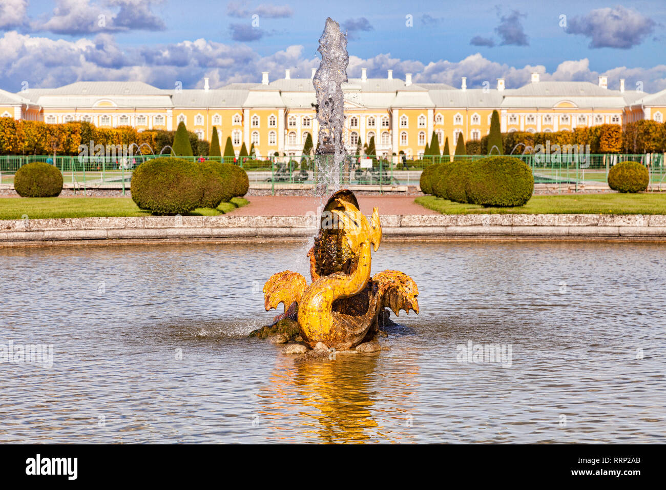 18. September 2018: St. Petersburg, Russland - Schloss Peterhof und Brunnen Garten auf einer hellen und sonnigen Herbsttag. Stockfoto