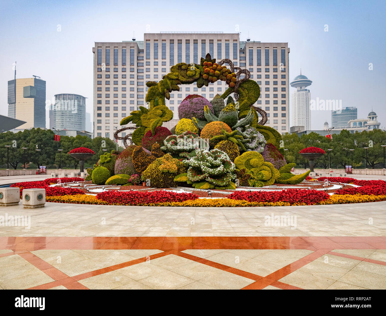 28. November 2018: Shanghai, China - Blumig und formgehölze Anzeige in den Platz des Volkes und der Regierung Gebäude, Shanghai. Stockfoto