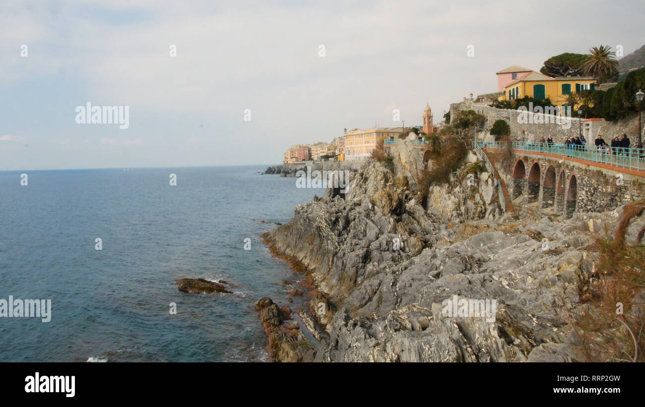 Blick auf den ruhigen Ligurische Meer, Genua Nervi, einer der schönsten Orte in Ligurien Stockfoto