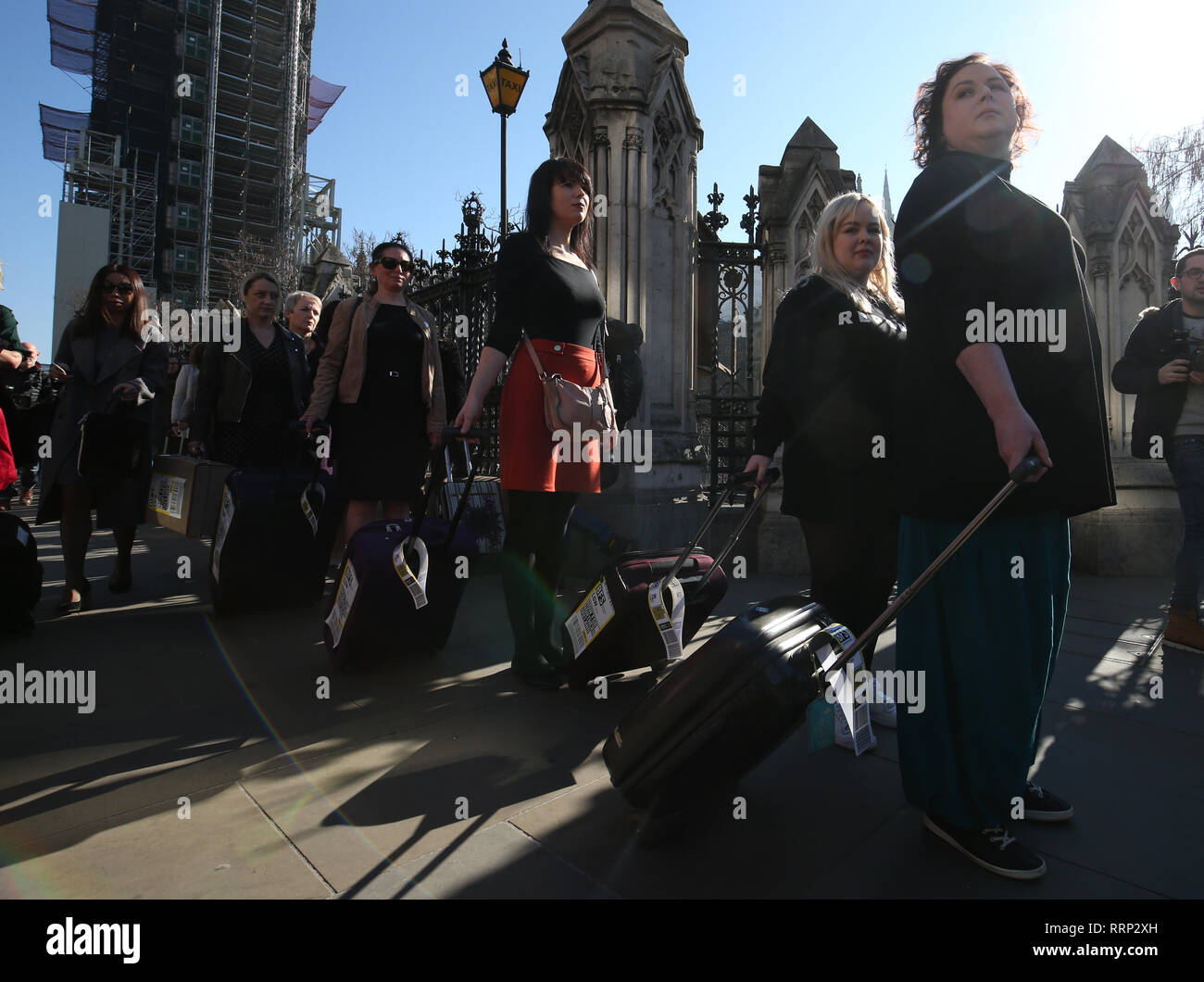 Derry Mädchen Darsteller Siobhan McSweeney (rechts) und Nicola Coughlan (Zweiter von rechts) Frauen durch strenge Abtreibungsrecht in Nordirland, die Koffer tragen sind betroffen, als Symbol für die Frauen, die aus Nordirland nach Großbritannien für Kündigungen, über die Westminster Bridge anspruchsvolle Rechtsvorschriften ändern. Stockfoto