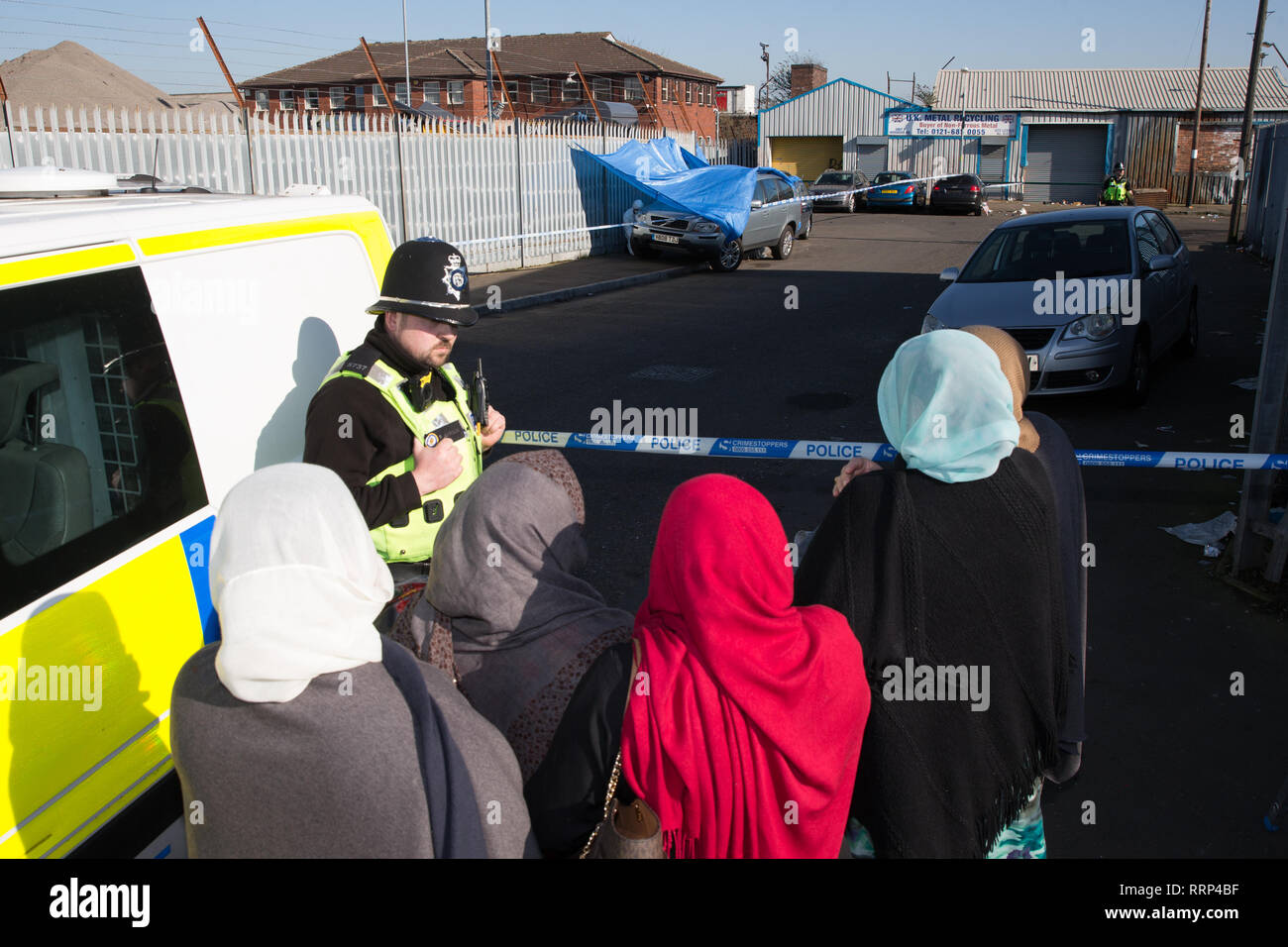 Eine Gruppe von Frauen, die in der Szene auf Norwood Road, Bordesley Grün, wo der 17-jährige Hazrat Umar erstochen wurde und am Montag getötet wurden, wird der dritte Teenager in vierzehn Tagen zum Tod in Birmingham zu Erstochen werden. Stockfoto