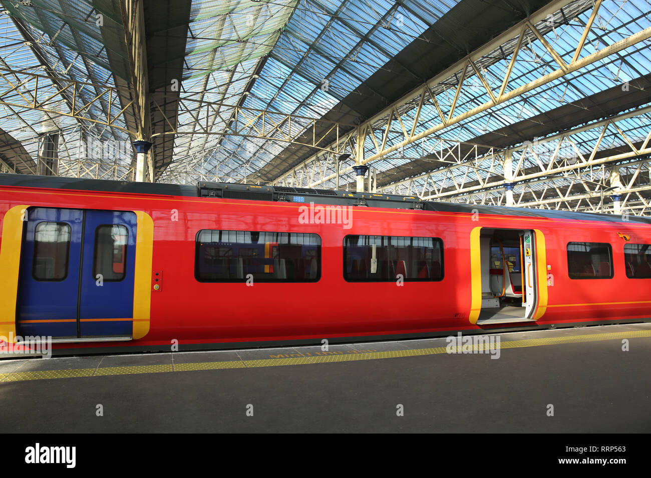 Auf der Plattform der Waterloo Station in London, England warten. Stockfoto