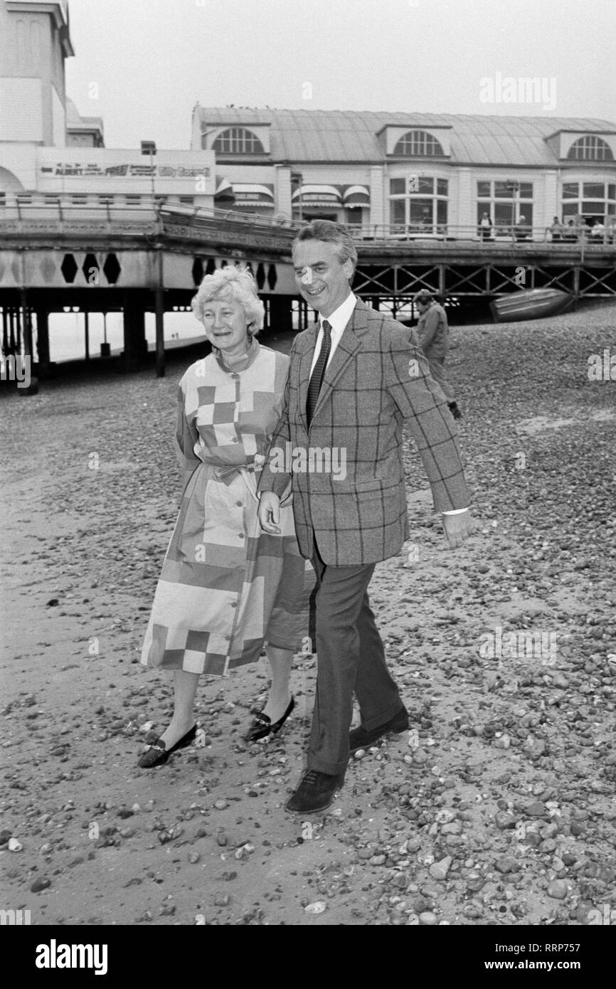 Robert Maclennan, der neue Führer der Sozialdemokratischen Partei, genießt eine entlang Southsea Strand in Portsmouth mit Frau Helen schlendern. Stockfoto
