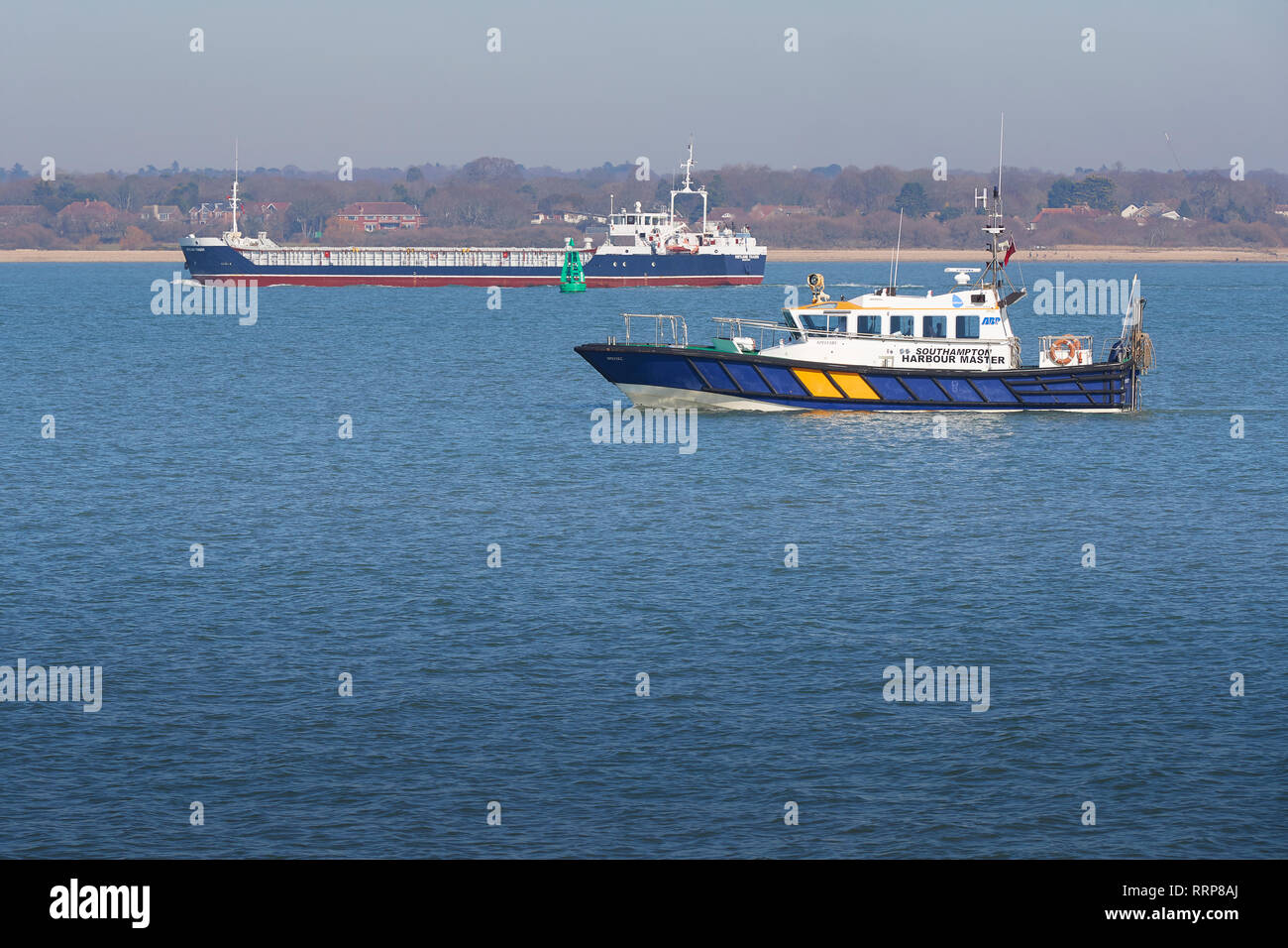 Southampton Hafen Lotsenboot, Spitfire und der General Cargo Ship, SHETLAND HÄNDLER, vorbei laufen, hinter sich. Hafen in Southampton, UK. Stockfoto