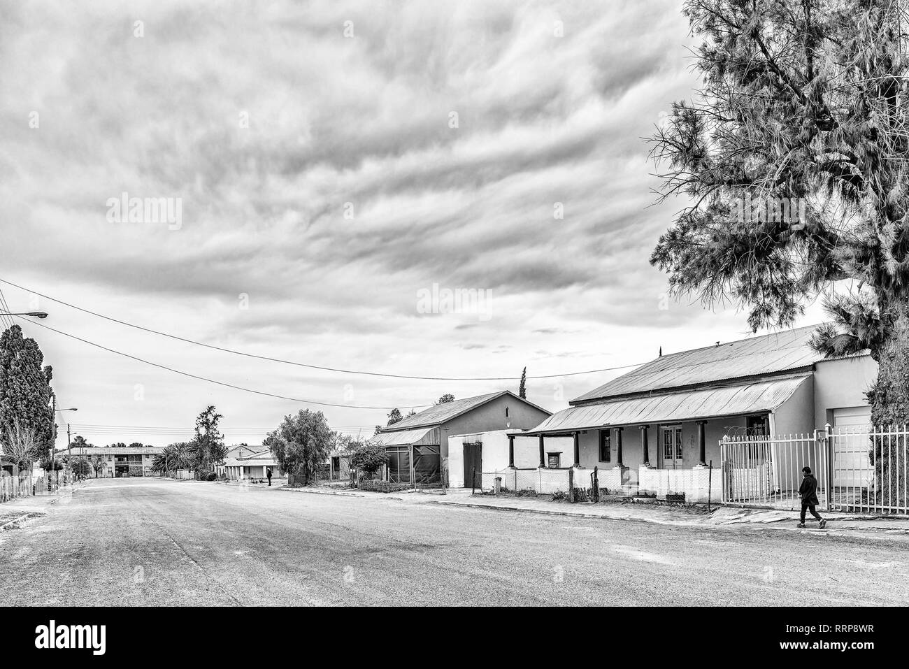 BRITSTOWN, SÜDAFRIKA, 1. SEPTEMBER 2018: eine Straße, Szene, mit historischen Häusern, in Britstown in der Northern Cape Provinz. Menschen sind sichtbar. Mono Stockfoto