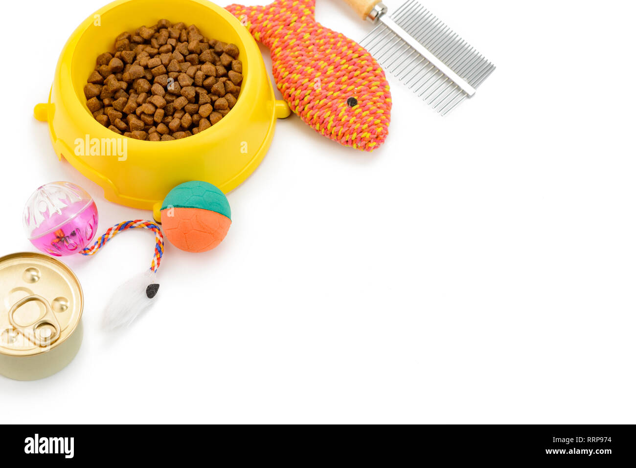 Katzenfutter, Spielzeug und Pinsel Stockfoto