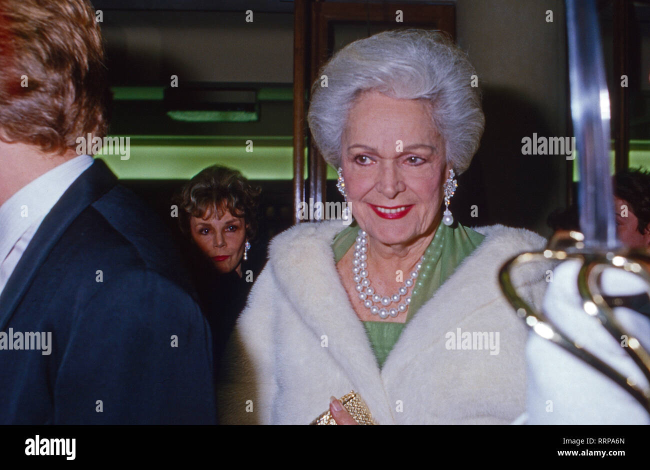 Begum Aga Khan bei einer Abendveranstaltung, Ca. 1988. Begum Om Madineh Aga Khan bei einer Abendveranstaltung, Ca. 1988. Stockfoto