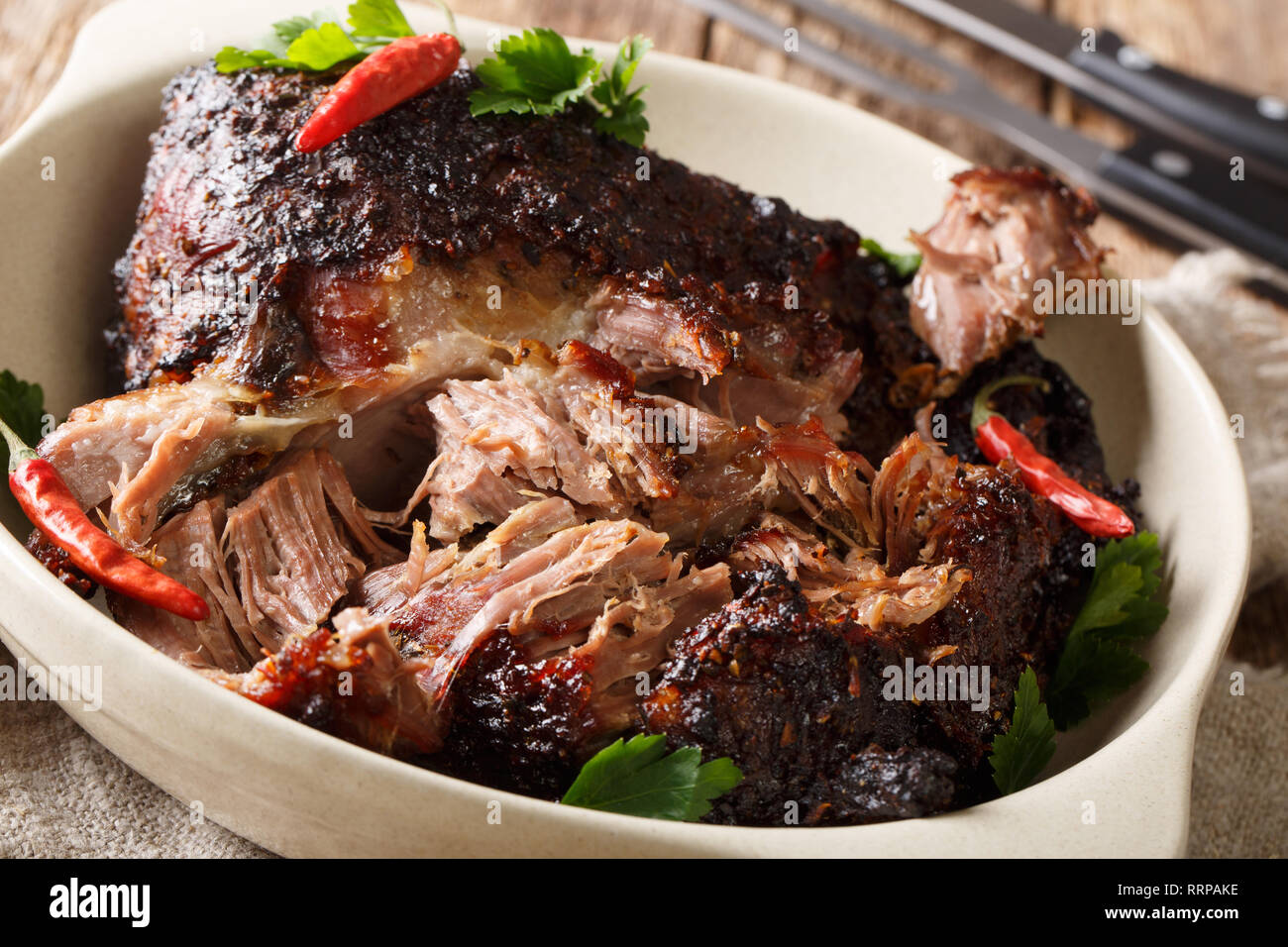 American Food Pernil Asado zerkleinertem Schweinefleisch closeup auf einem Teller auf dem Tisch gezogen. Horizontale Stockfoto