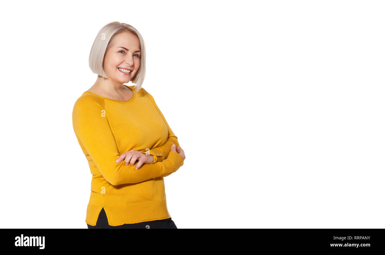 Attraktive Frau mittleren Alters lächelt emotional posiert im Studio auf weißem Hintergrund Stockfoto