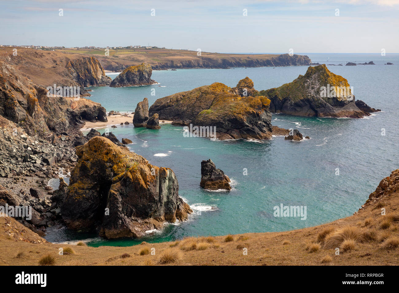 Kynance Cove gesehen von kynance Klippe an der Lizard Halbinsel, Cornwall, England, Großbritannien Stockfoto