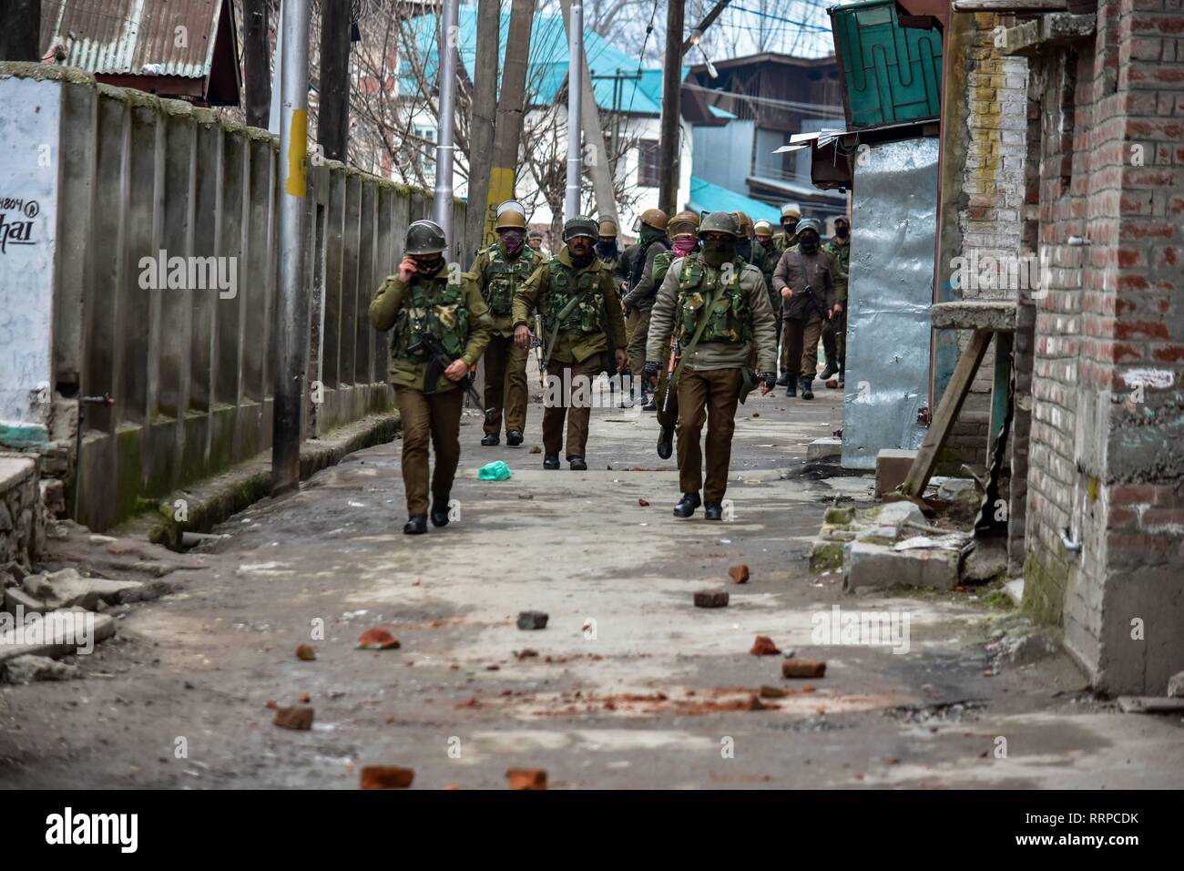 Die Regierungstruppen das Benzin bei Auseinandersetzungen nach dem Raid auf separatistische Führer durch indische Geheimdienstmitarbeiter in Srinagar, Kashmir. Die nationalen Investigation Agency (NIA) Dienstag sucht auf der Oberseite separatistischen Führern in Kaschmir Valley in einem Terror Finanzierung Fall, sagten Beamte. Die NIA Beamten wurden von der örtlichen Polizei und CRPF begleitet. Unterdessen Auseinandersetzungen ausgebrochen in Maisuma Ort bald nach Spürhunde der nationalen Untersuchungen Agentur durchgeführt Überfälle auf die Separatistischen Führern. Stockfoto