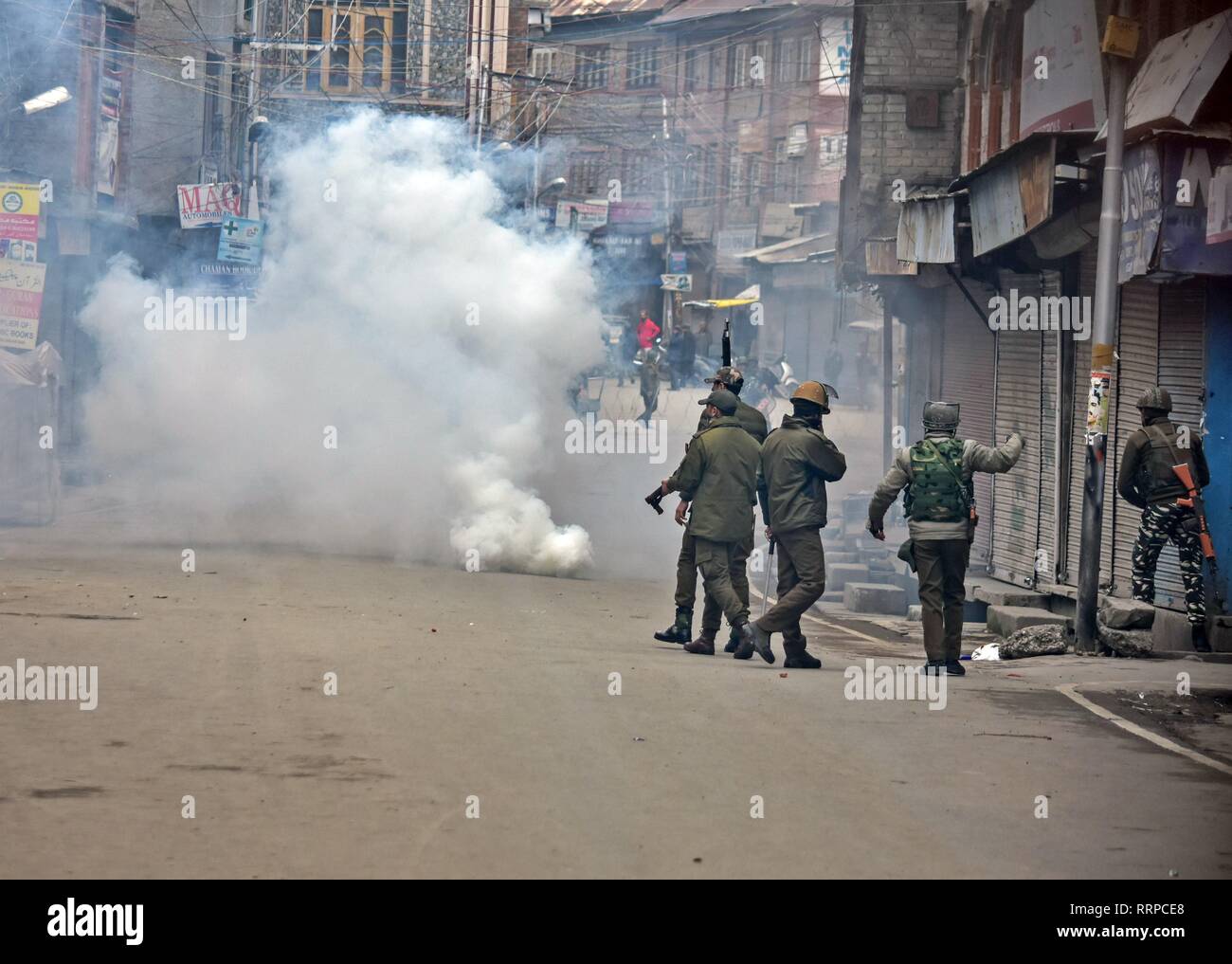 Die regierungstruppen vorbereiten Kaschmirischen Demonstranten bei Zusammenstößen zu jagen nach dem Raid auf separatistische Führer durch indische Geheimdienstmitarbeiter in Srinagar, Kashmir. Die nationalen Investigation Agency (NIA) Dienstag sucht auf der Oberseite separatistischen Führern in Kaschmir Valley in einem Terror Finanzierung Fall, sagten Beamte. Die NIA Beamten wurden von der örtlichen Polizei und CRPF begleitet. Unterdessen Auseinandersetzungen ausgebrochen in Maisuma Ort bald nach Spürhunde der nationalen Untersuchungen Agentur durchgeführt Überfälle auf die Separatistischen Führern. Stockfoto