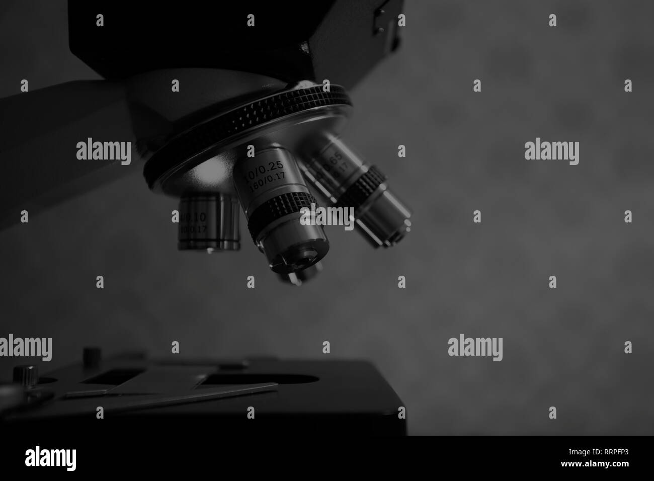 Mikroskop ist für die Durchführung von geplanten, Forschung Experimente, Bildungs- Demonstrationen in der medizinischen und klinischen Labors verwendet. Stockfoto